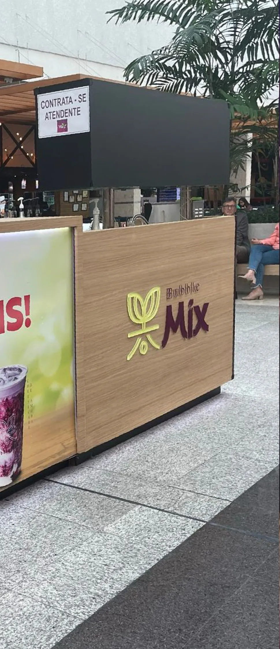 Quiosque Bubble Mix em corredor de shopping