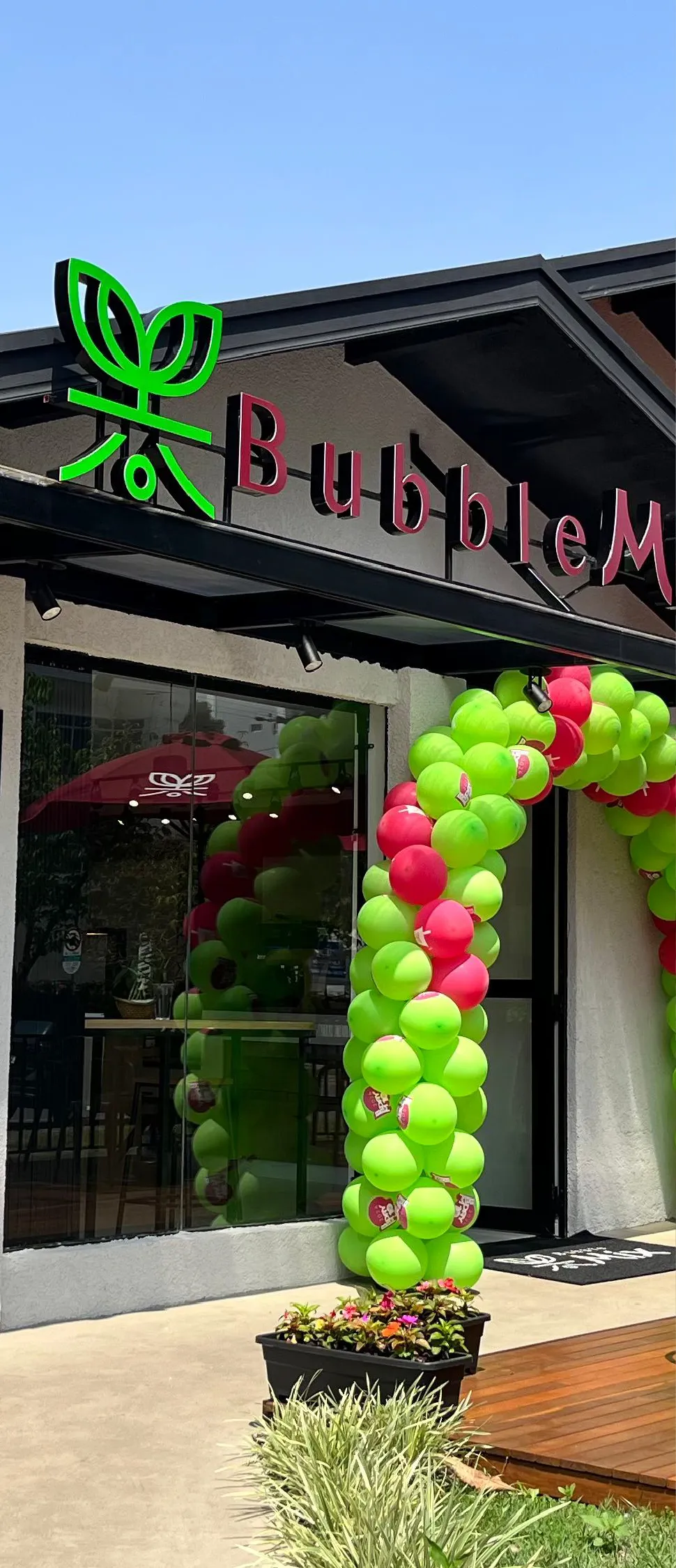 Fachada de loja de rua Bubble Mix decorada com arco de balões na inauguração