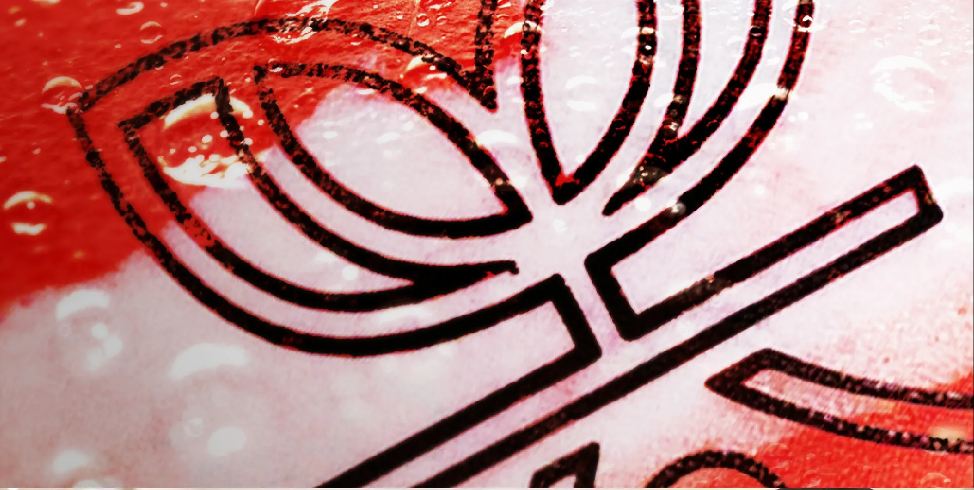Close do logo Bubble Mix sobre uma bebida de morango