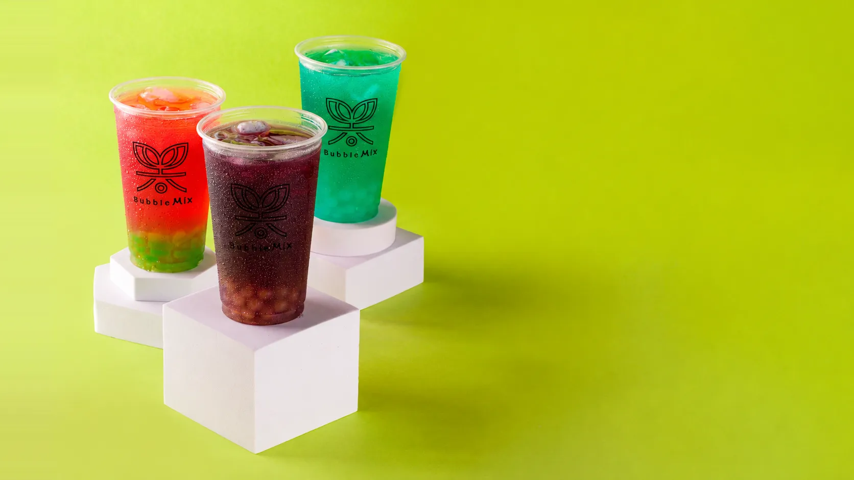 Três copos de bubble tea Bubble Mix sobre bases brancas
